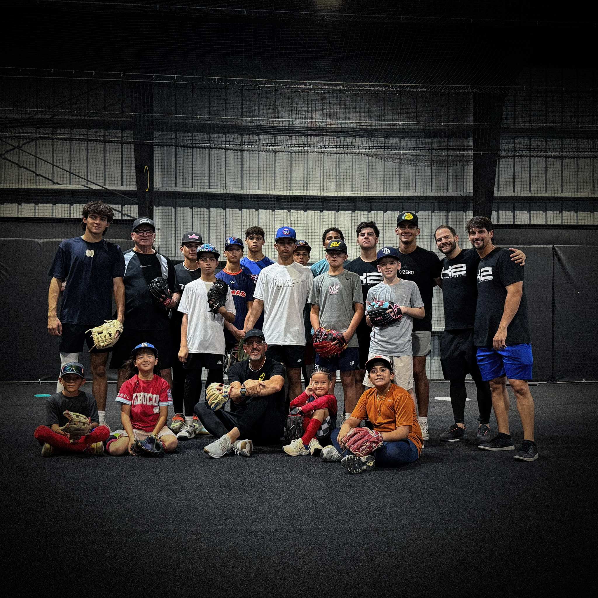 Grupo de niños y entrenadores en el campamento deportivo de béisbol
